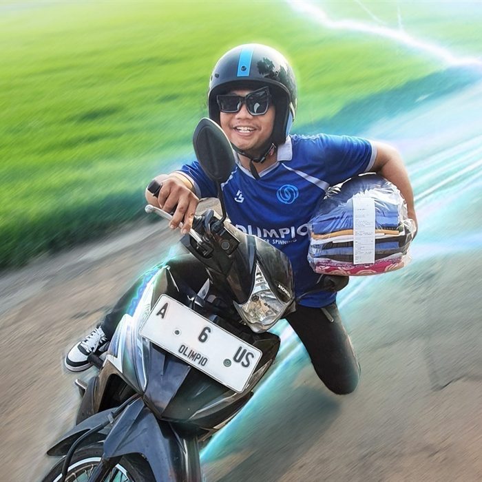 Kurir antar jemput Olimpio mengendarai motor membawa cucian
